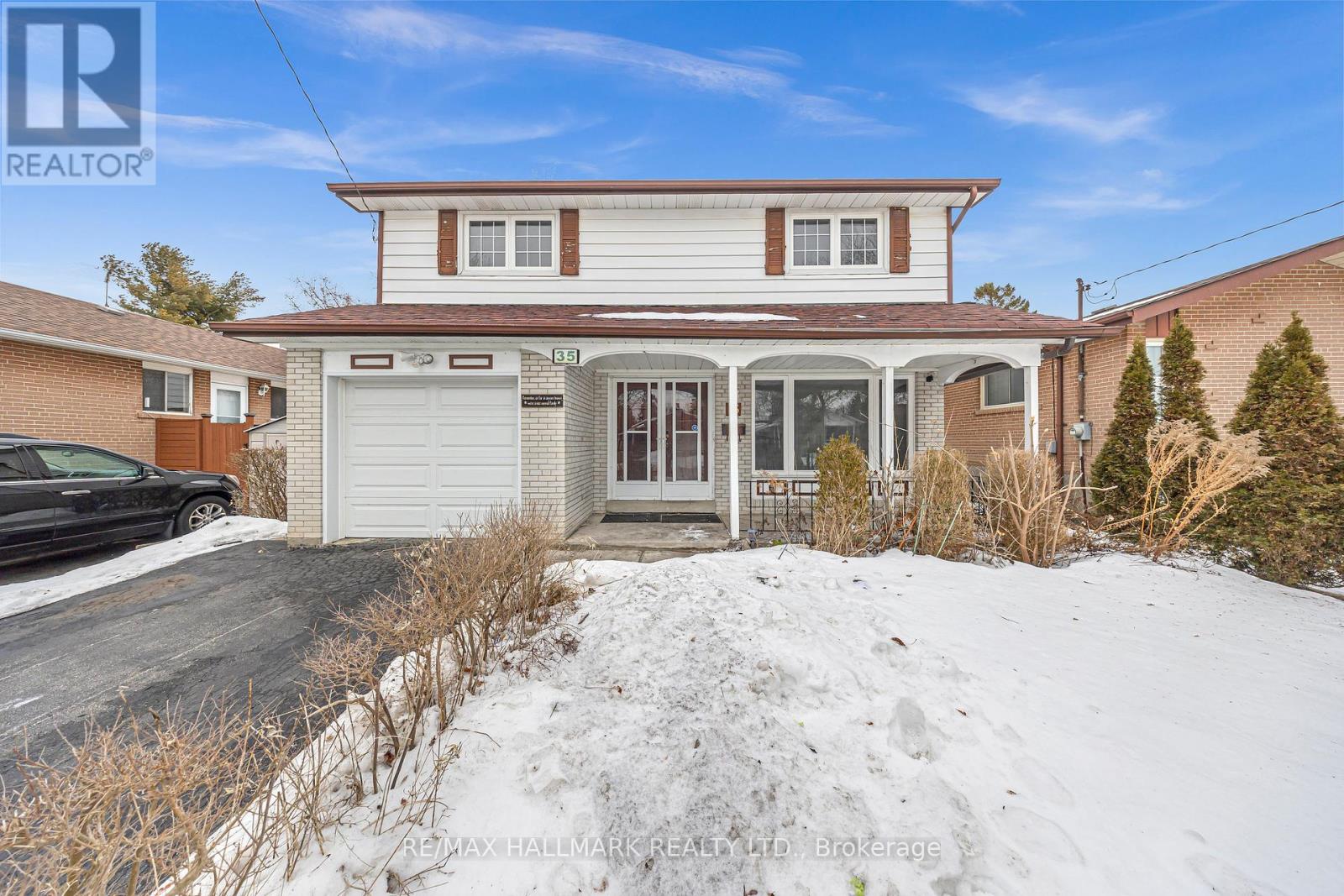 35 ROWALLAN DRIVE, Toronto, Ontario