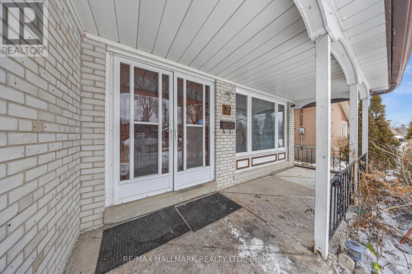 Property at 35 ROWALLAN DRIVE image 2
