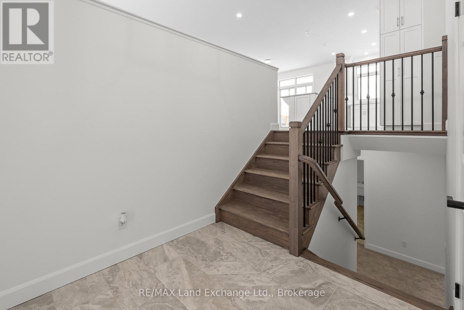 Property at 340 MCLEAN CRESCENT image 4