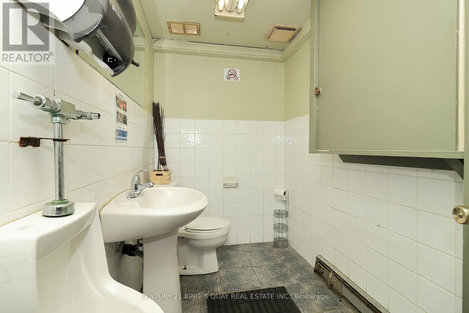 748 Wilson Avenue, Toronto (Downsview-Roding-Cfb), Ontario  M3K 1E2 - Photo 11 - W12016923