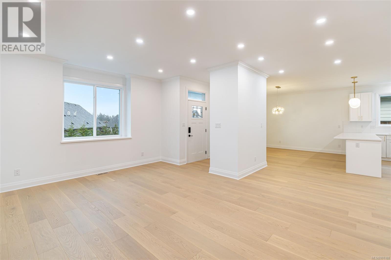Property at 747 Briarwood Dr image 4