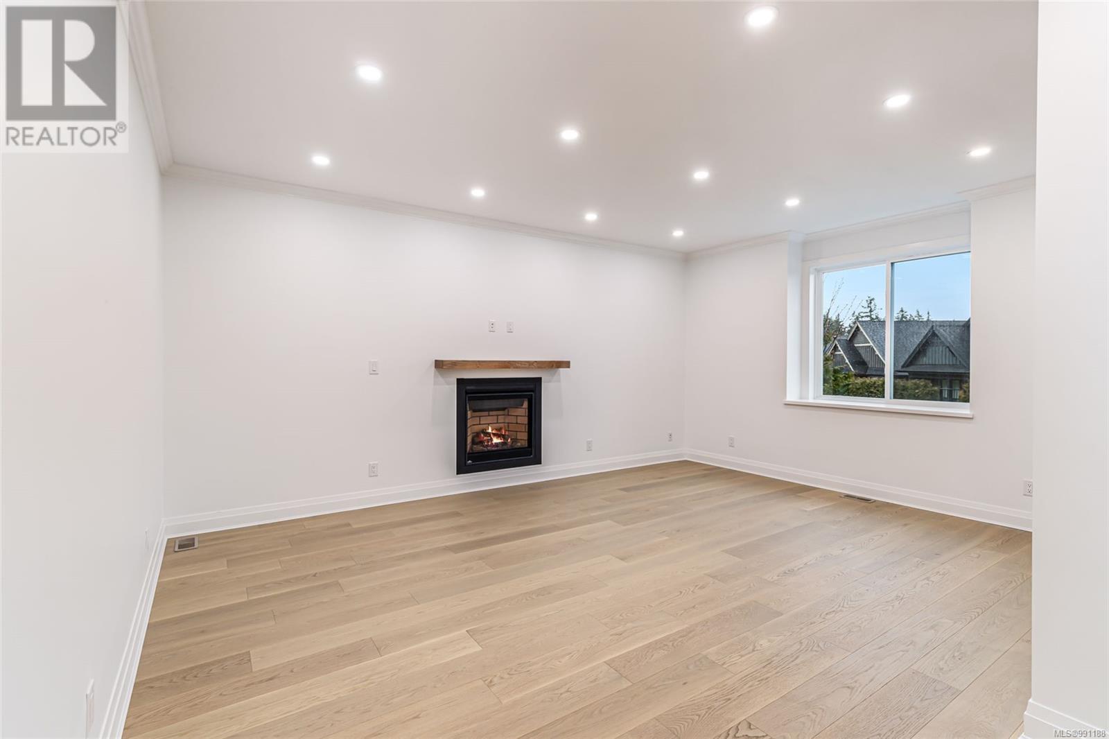 Property at 747 Briarwood Dr image 3
