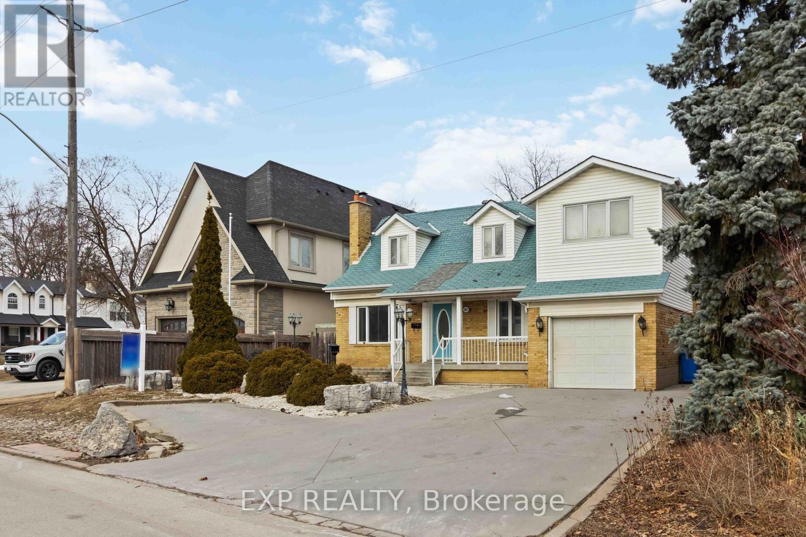 2065 Westfield Drive, Mississauga, Ontario  L4Y 1P2 - Photo 2 - W12017097