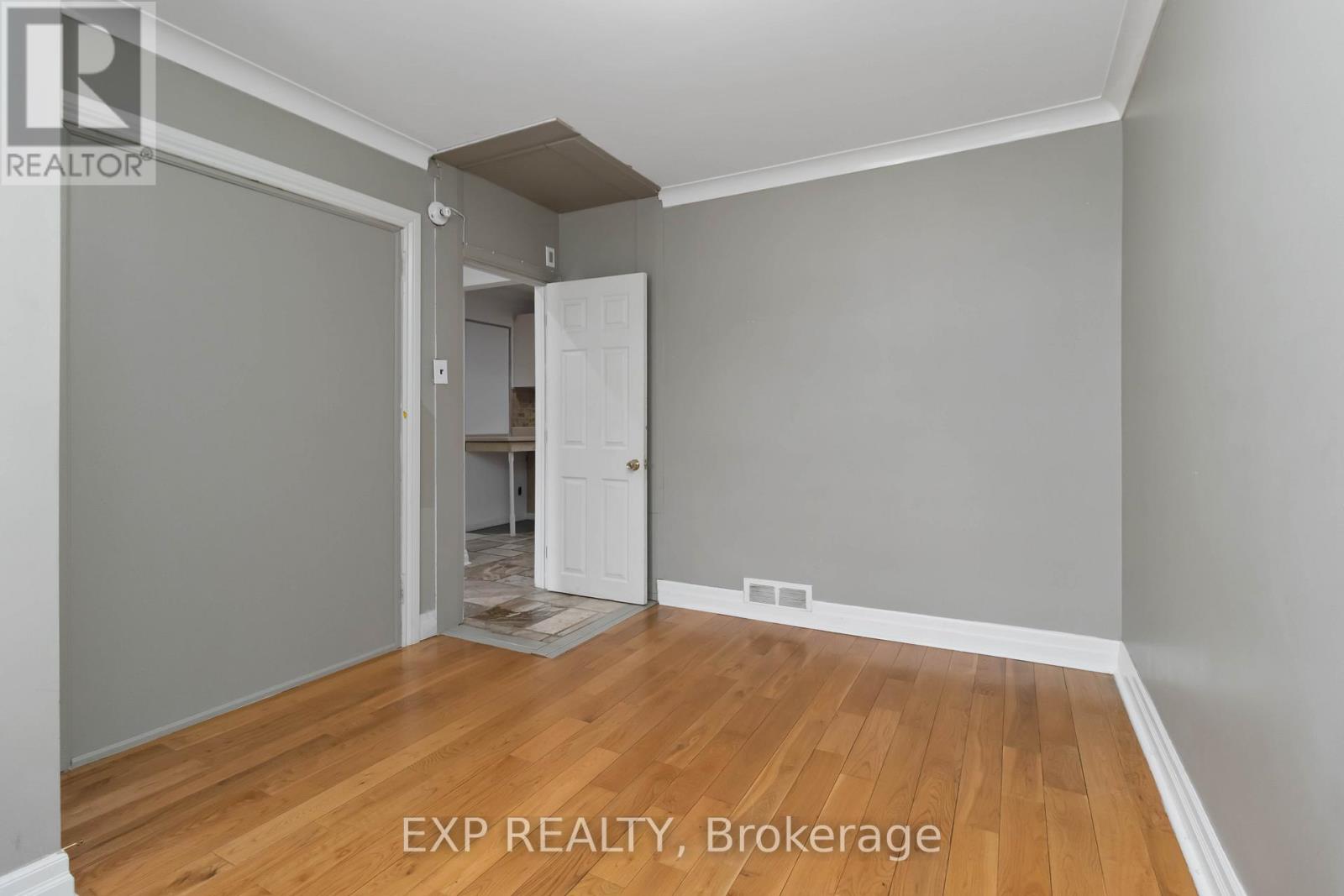 2065 Westfield Drive, Mississauga, Ontario  L4Y 1P2 - Photo 8 - W12017097