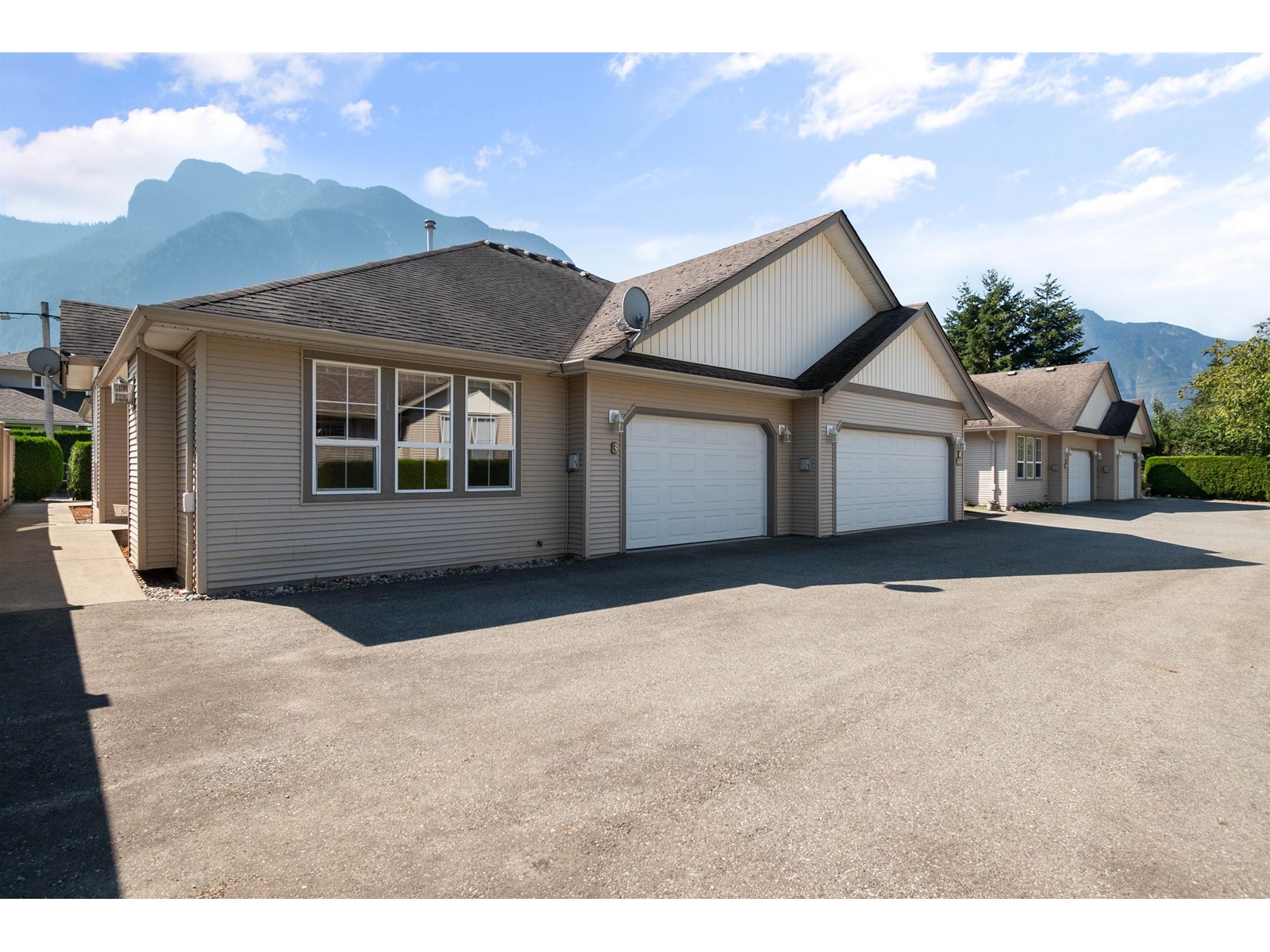 Property at 3 648 COQUIHALLA STREET image 1