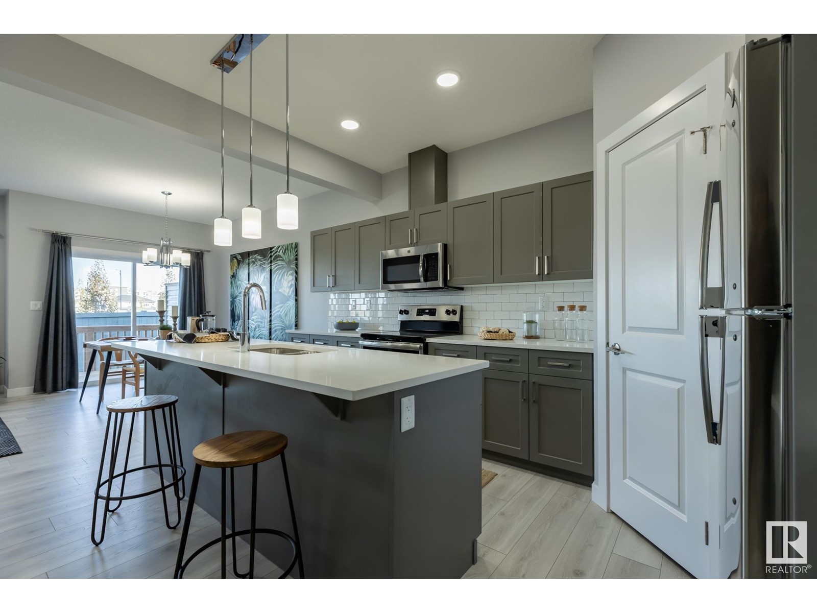 Property at 411 27 ST SW image 3