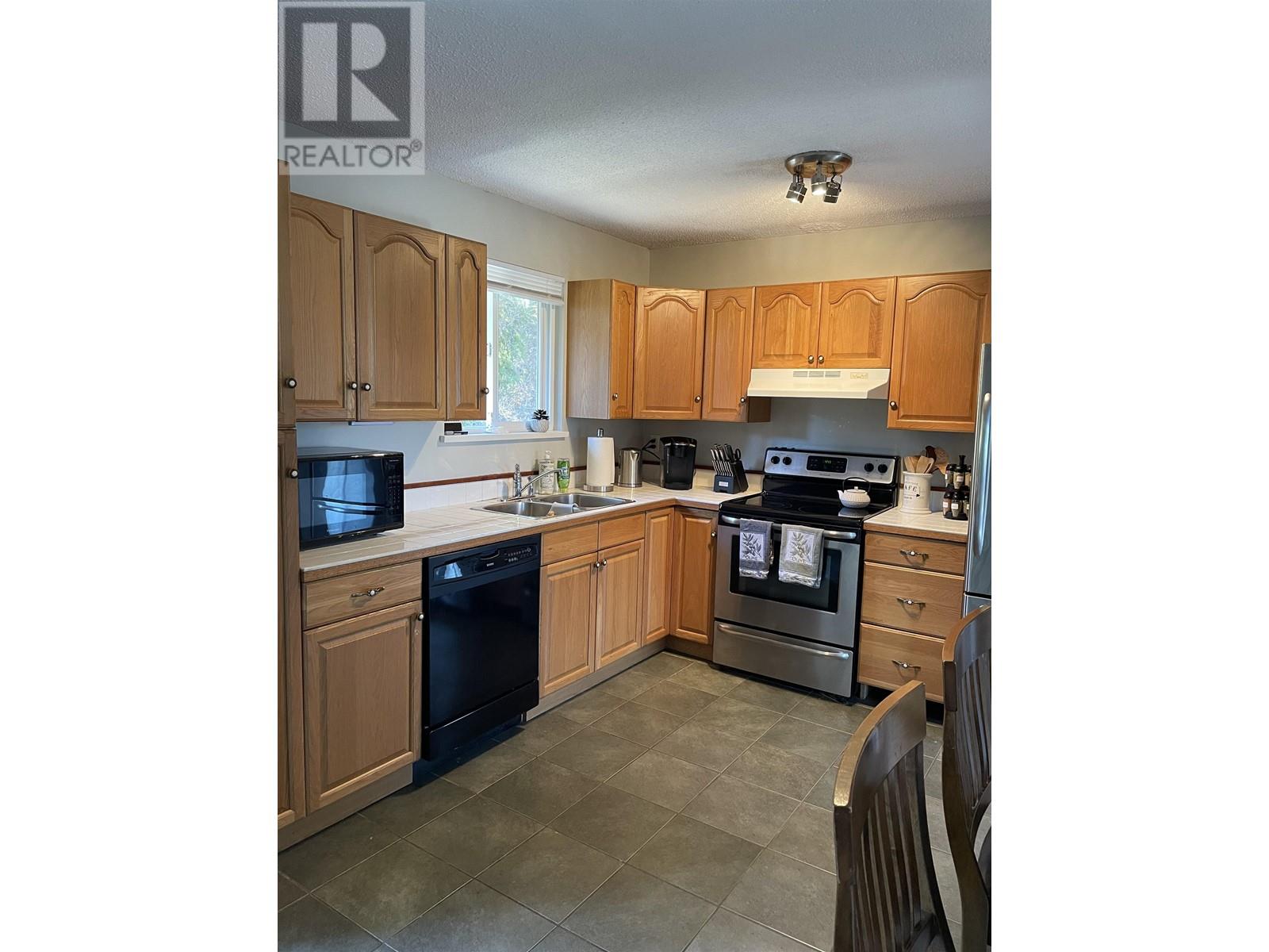 5758 Trail Avenue, Sechelt, British Columbia  V7Z 0L8 - Photo 4 - R2977302