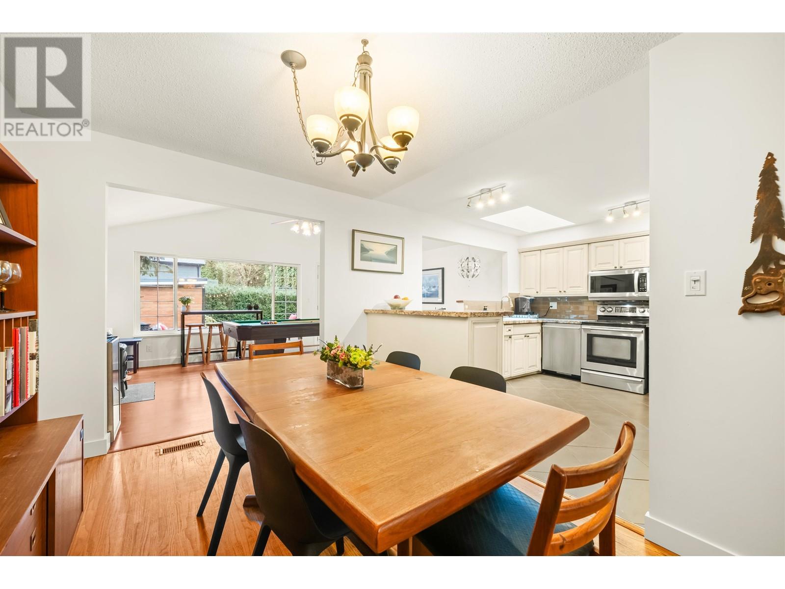 4585 Cove Cliff Road, North Vancouver, British Columbia  V7G 1H7 - Photo 11 - R2977344
