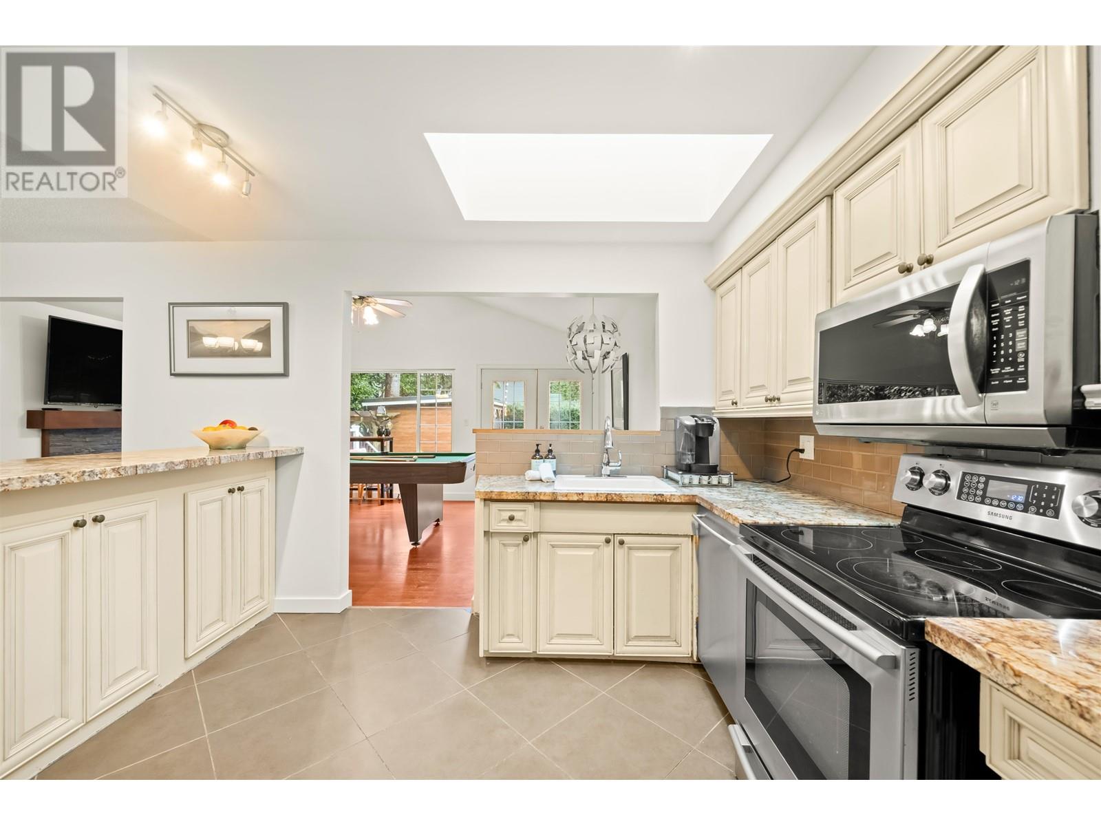 4585 Cove Cliff Road, North Vancouver, British Columbia  V7G 1H7 - Photo 13 - R2977344