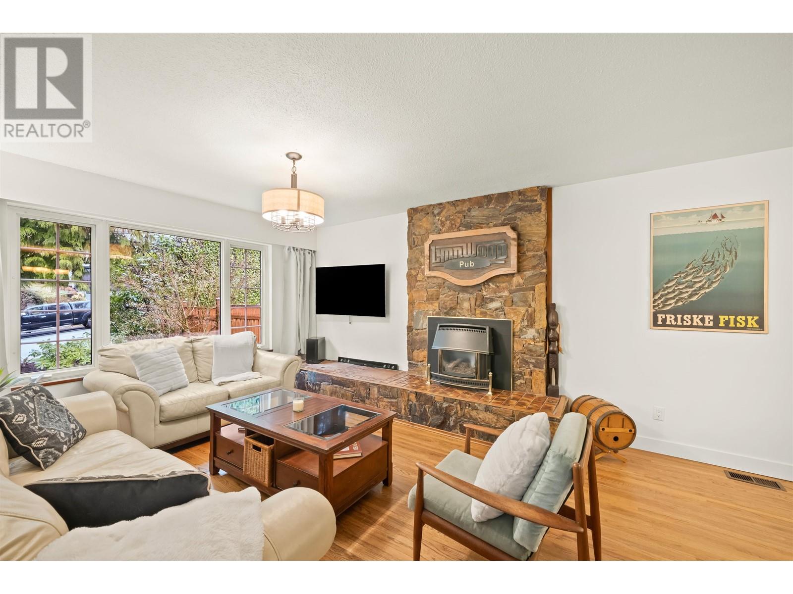 4585 Cove Cliff Road, North Vancouver, British Columbia  V7G 1H7 - Photo 8 - R2977344