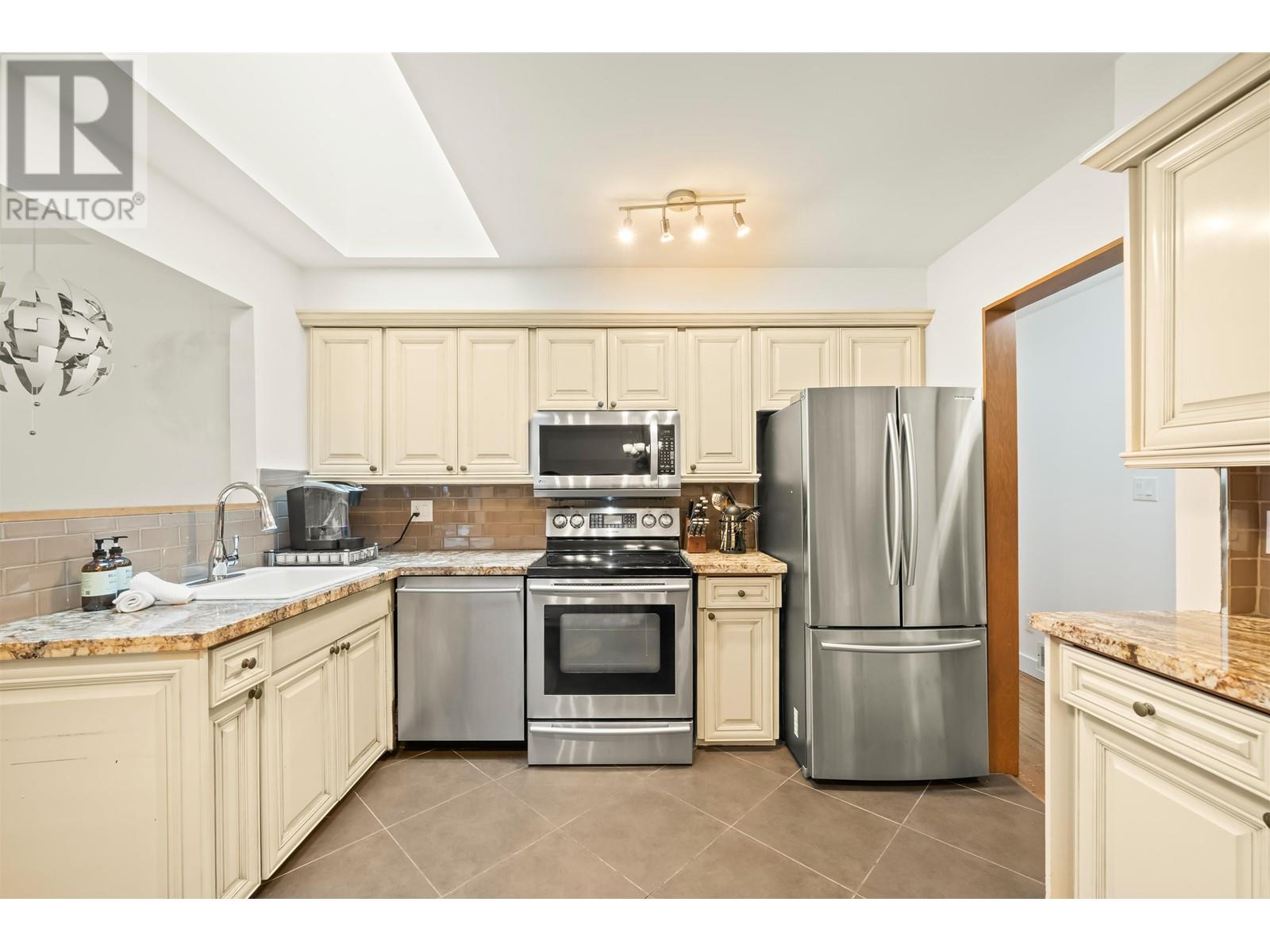 4585 Cove Cliff Road, North Vancouver, British Columbia  V7G 1H7 - Photo 12 - R2977344