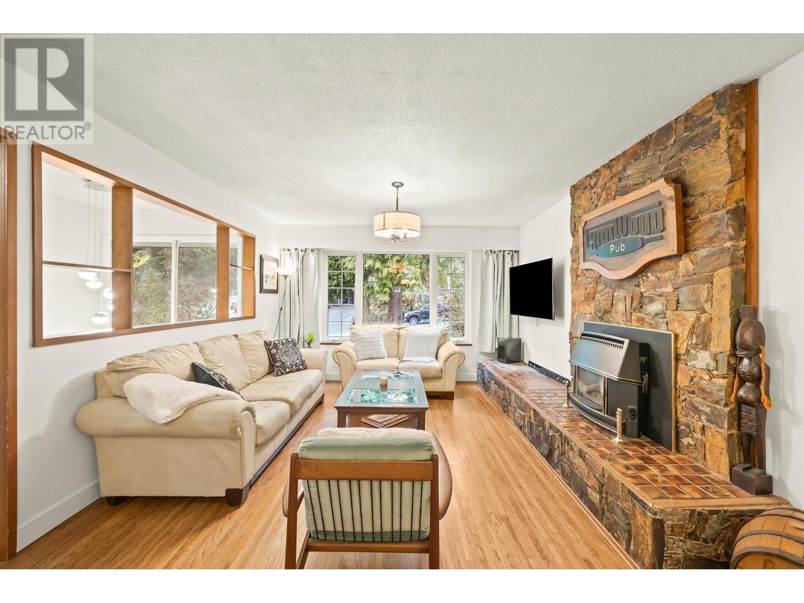 4585 Cove Cliff Road, North Vancouver, British Columbia  V7G 1H7 - Photo 7 - R2977344