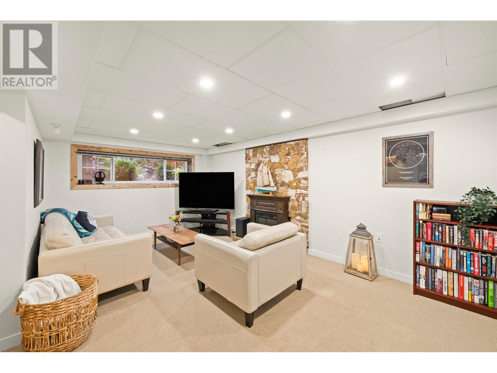 4585 Cove Cliff Road, North Vancouver, British Columbia  V7G 1H7 - Photo 10 - R2977344