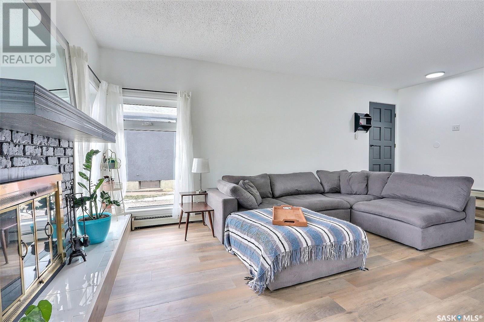 Property at 481 32nd STREET W image 4