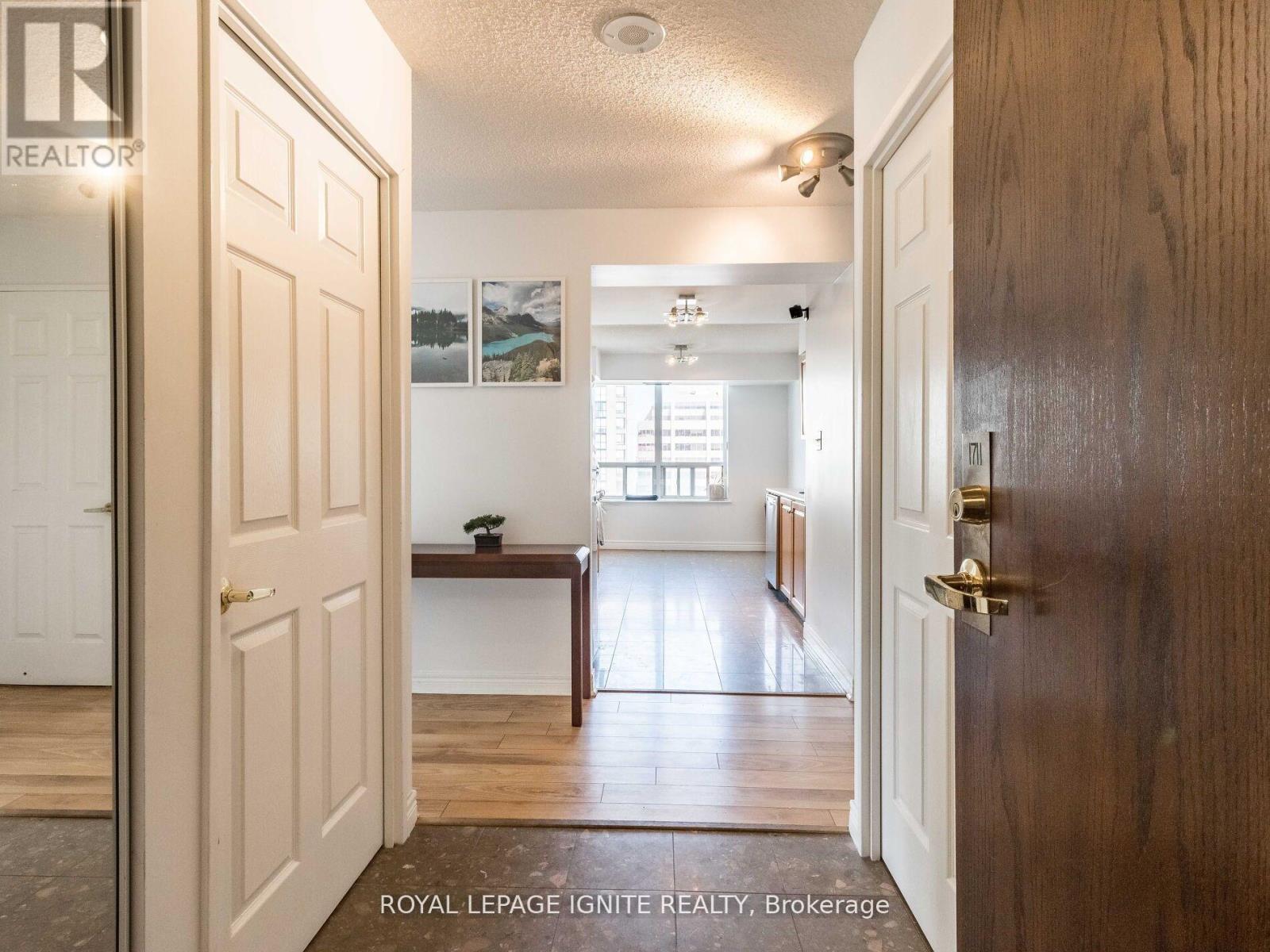 1711 - 156 Enfield Place, Mississauga, Ontario  L5B 4L8 - Photo 4 - W12017526