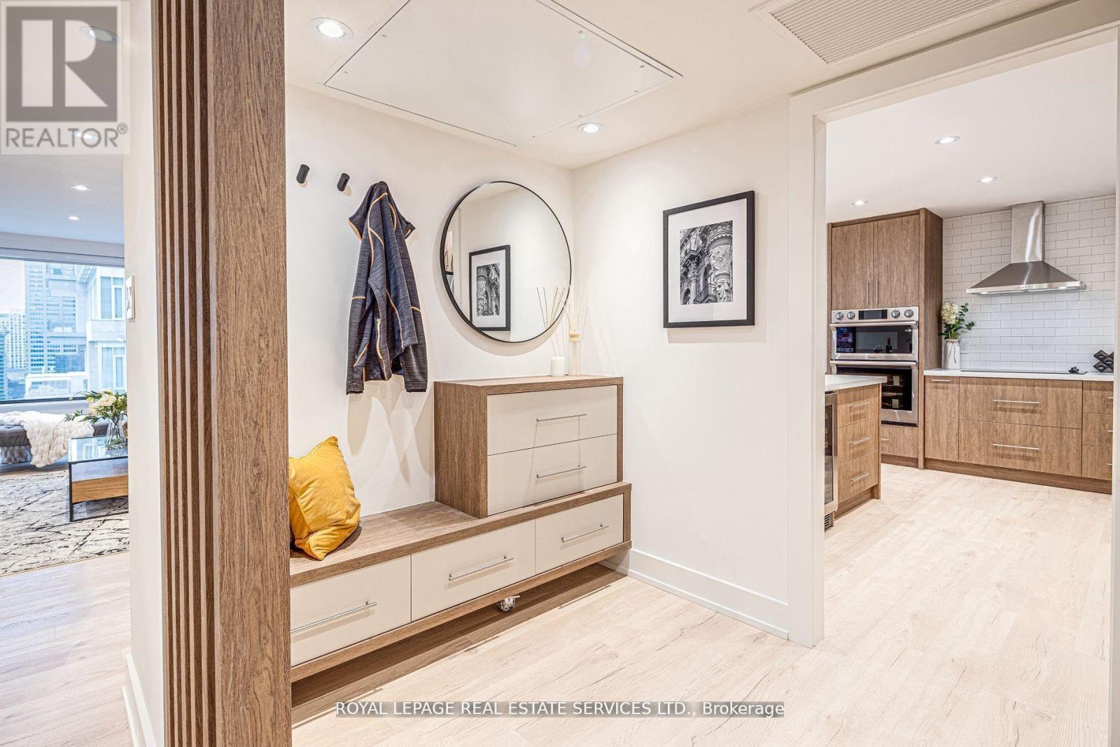 Property at 2008 - 175 CUMBERLAND STREET image 3