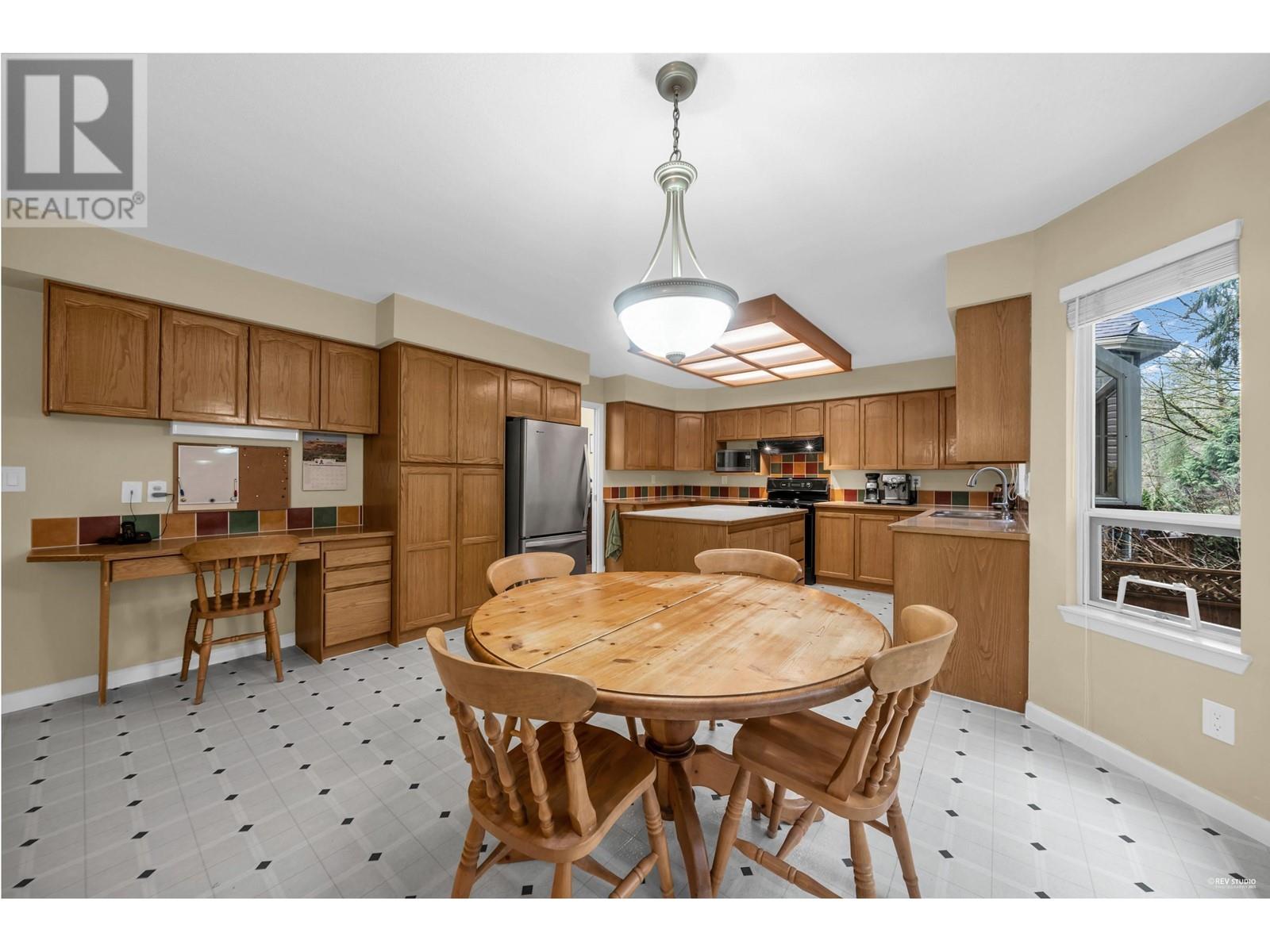 2914 Valleyvista Drive, Coquitlam, British Columbia  V3E 2P3 - Photo 10 - R2977473