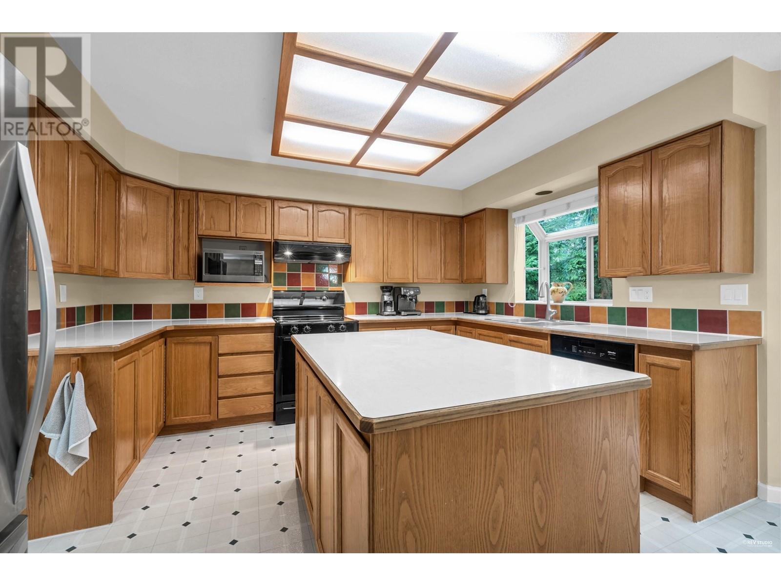 2914 Valleyvista Drive, Coquitlam, British Columbia  V3E 2P3 - Photo 11 - R2977473