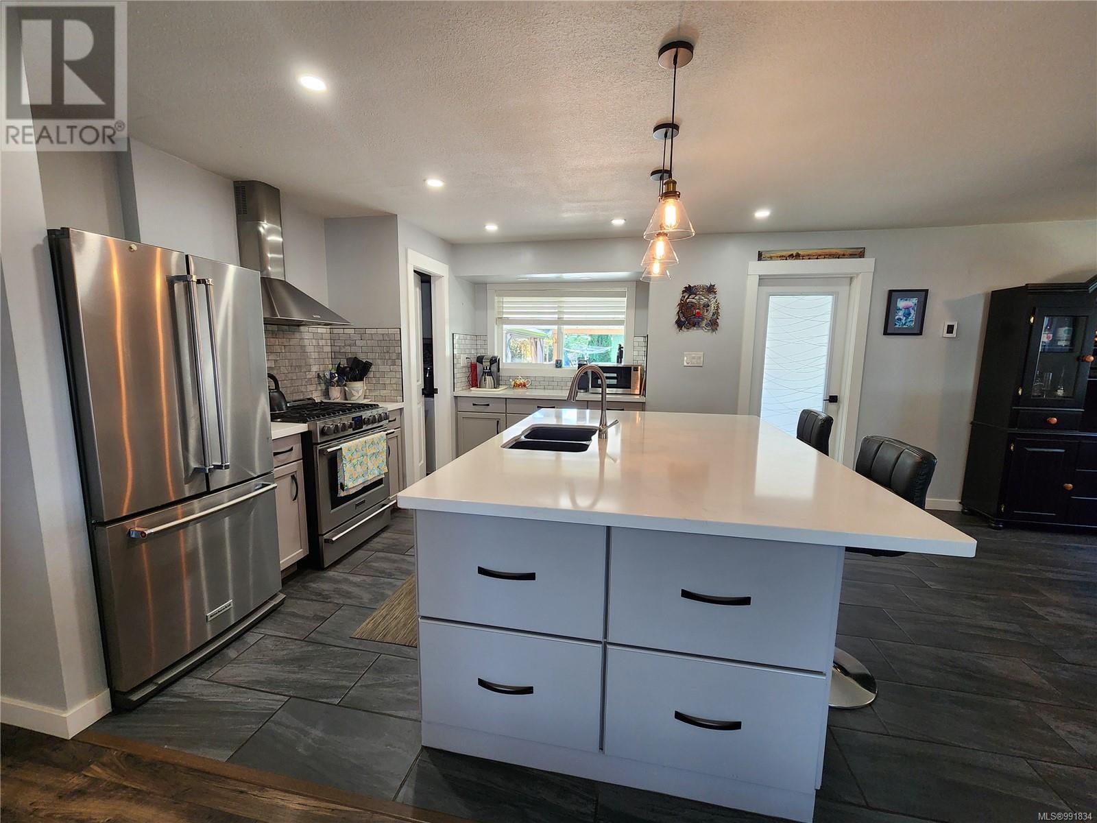 Property at 695 Evergreen Rd image 3