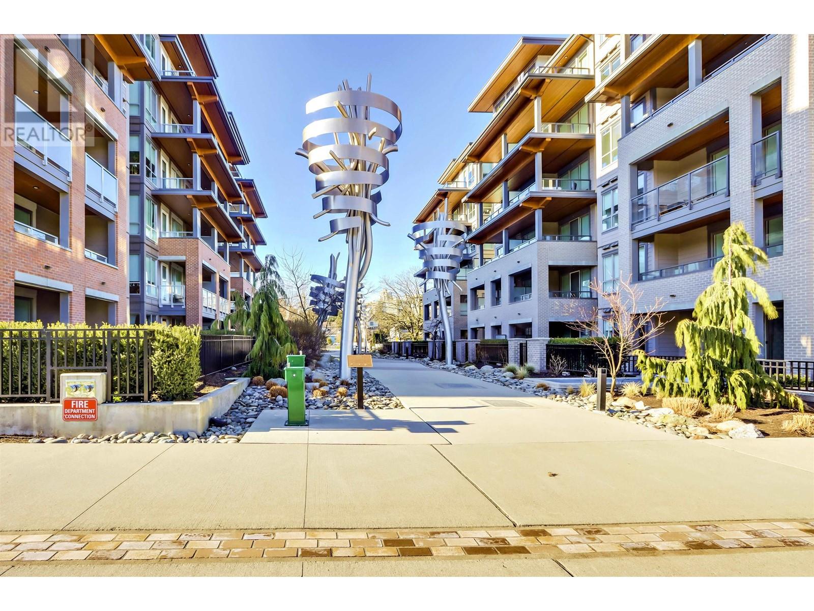 Listing Picture 2 of 37 : 511 7169 14TH AVENUE, Burnaby / 本拿比 - 魯藝地產 Yvonne Lu Group - MLS Medallion Club Member