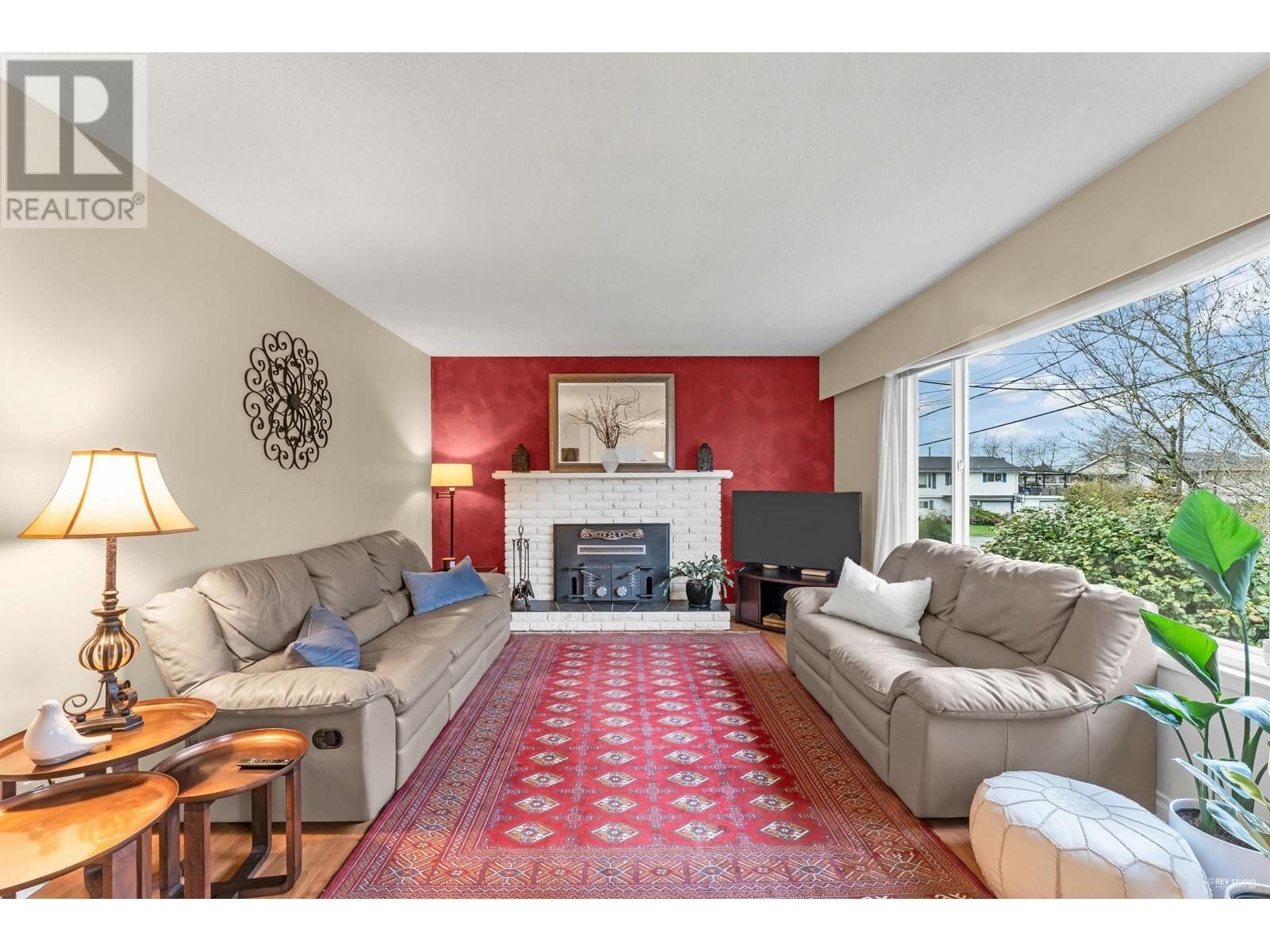 Property at 4824 42B AVENUE image 4