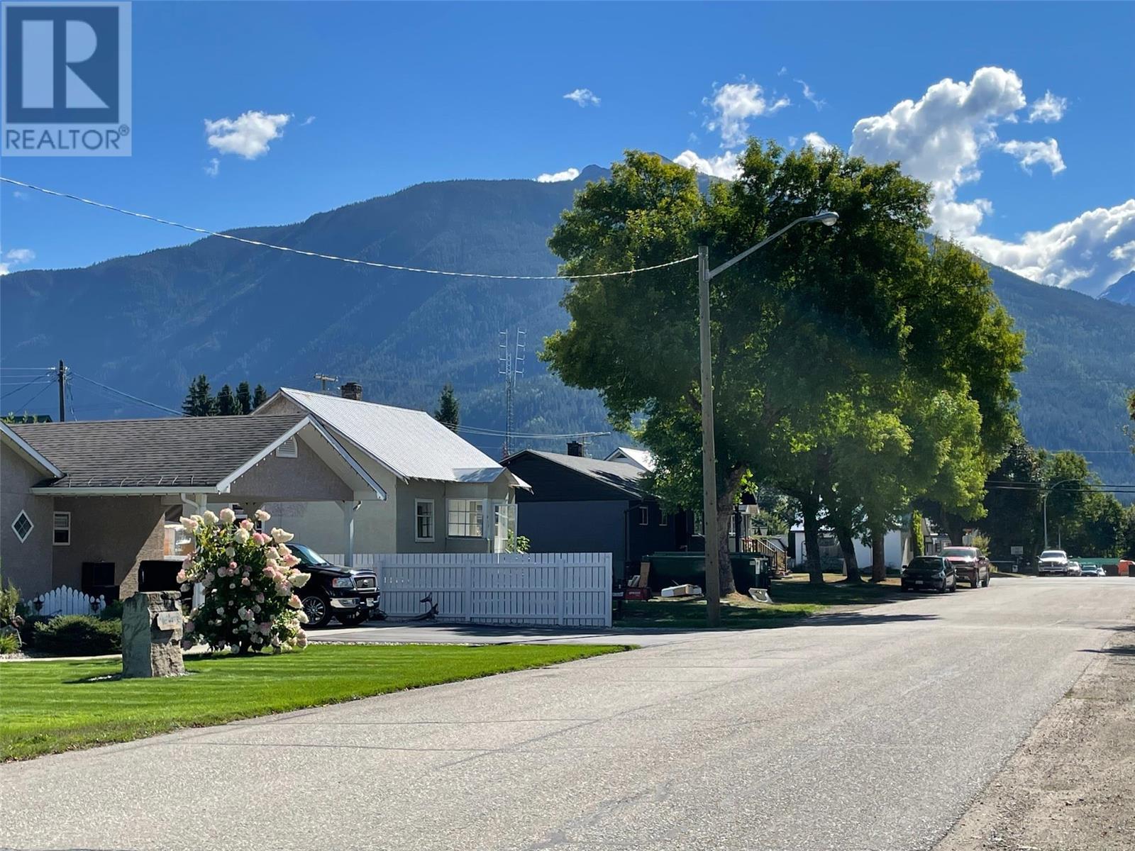 410 Sixth Street E, Revelstoke, British Columbia  V0E 2S0 - Photo 2 - 10338628