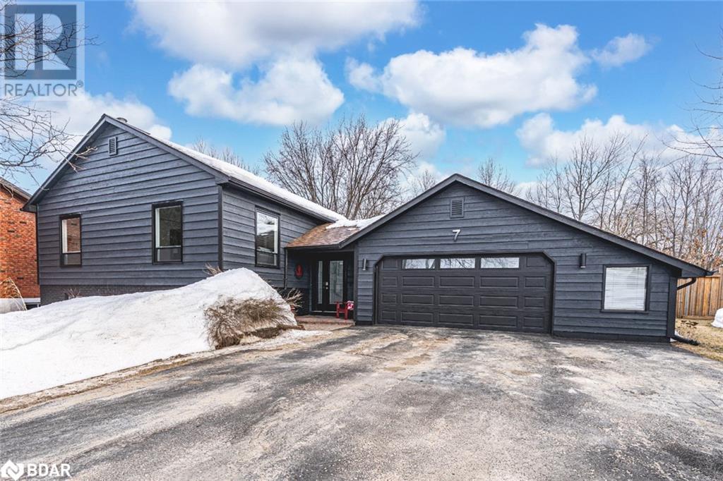 <h3>$829,999</h3><p>7 Bay Court, Penetanguishene, Ontario</p>