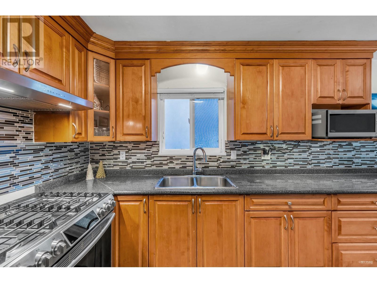 Listing Picture 8 of 35 : 1237 E 64TH AVENUE, Vancouver / 溫哥華 - 魯藝地產 Yvonne Lu Group - MLS Medallion Club Member