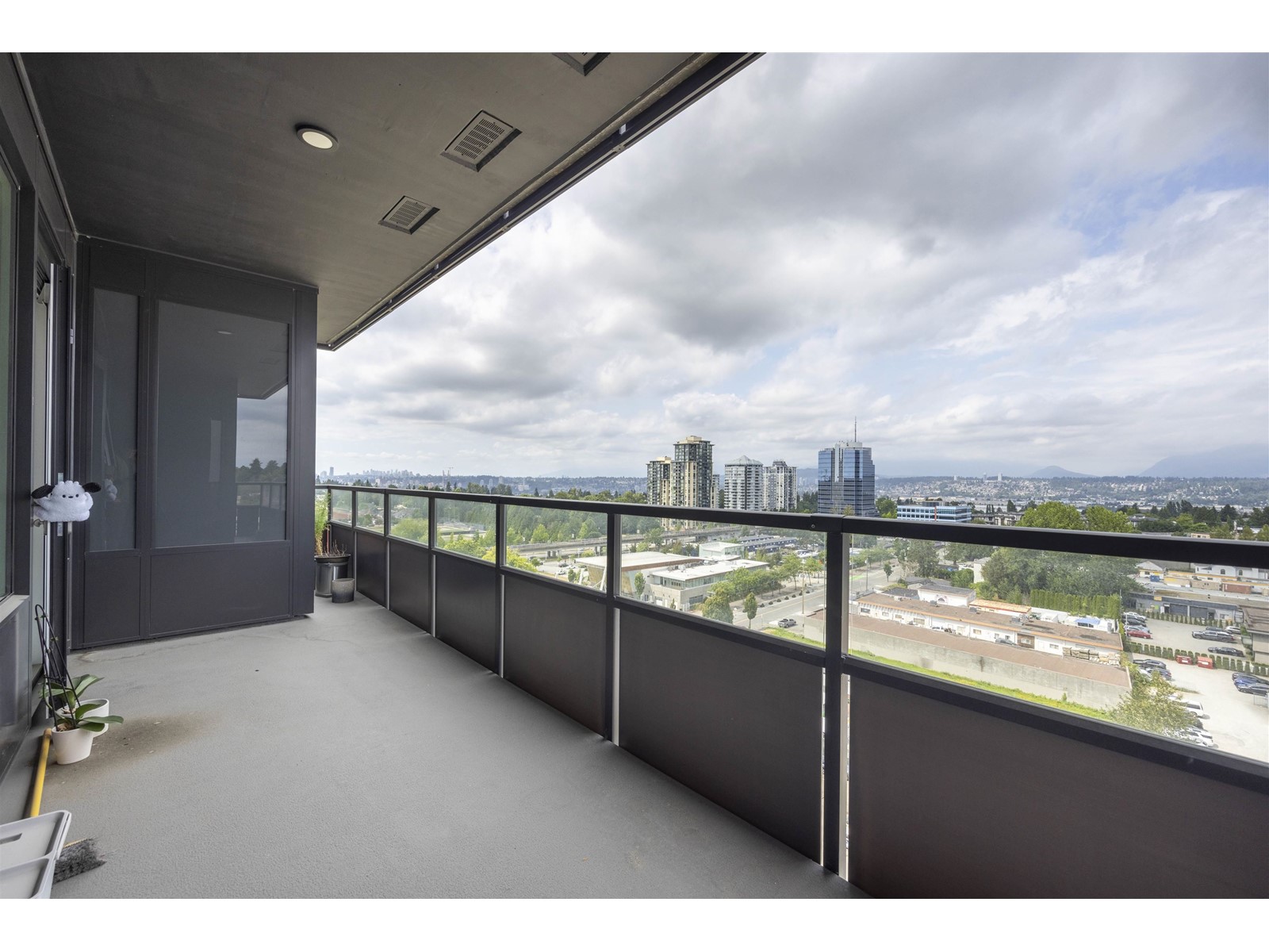1211 10626 City Parkway, Surrey, British Columbia  V3T 0S3 - Photo 17 - R2977576