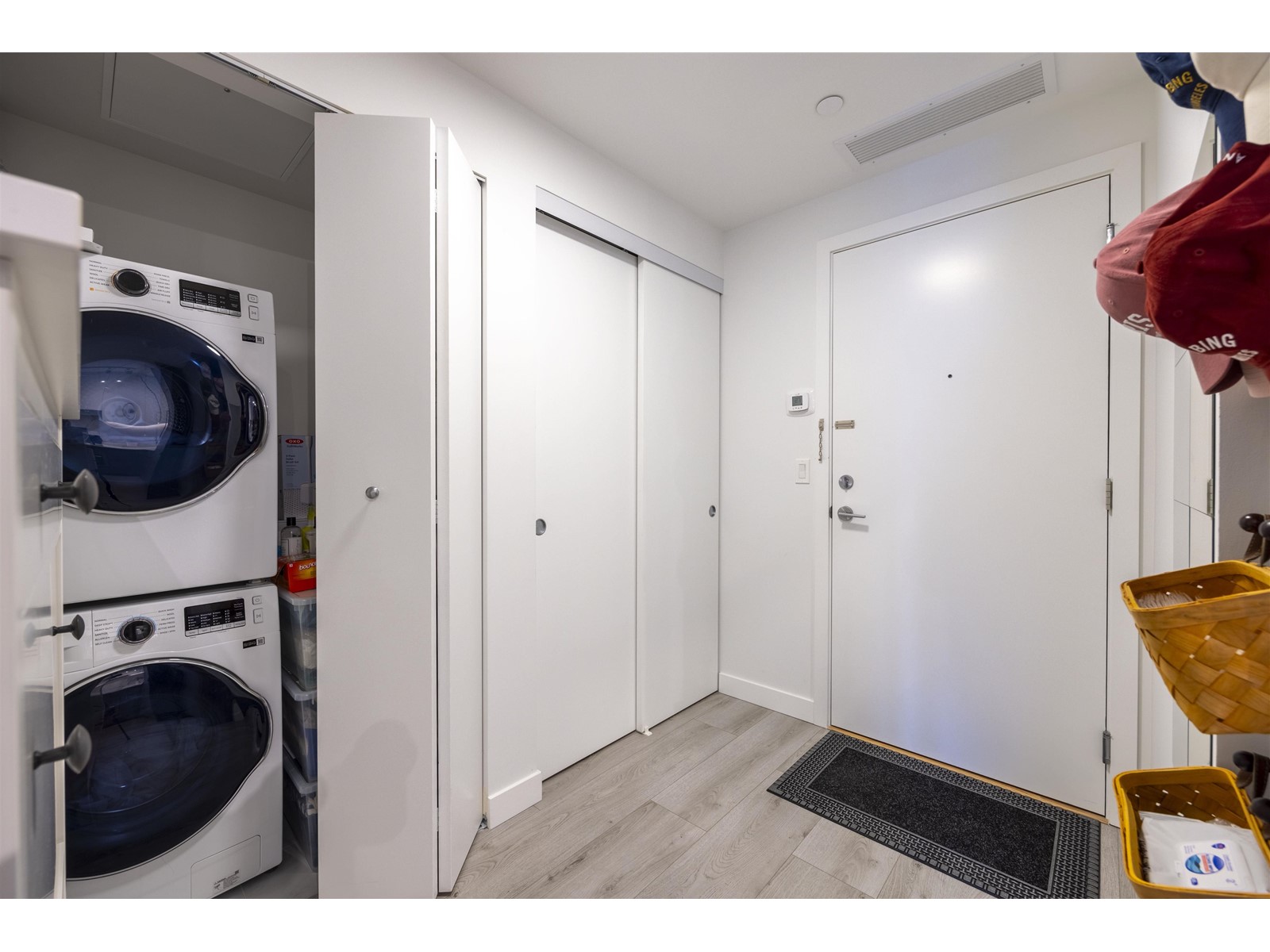 1211 10626 City Parkway, Surrey, British Columbia  V3T 0S3 - Photo 3 - R2977576