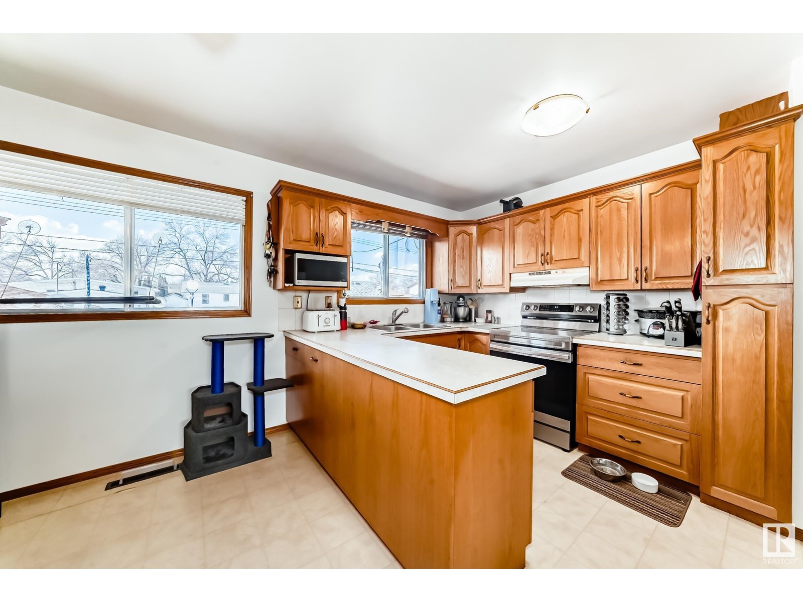 Property at 12216 42 ST NW NW image 2