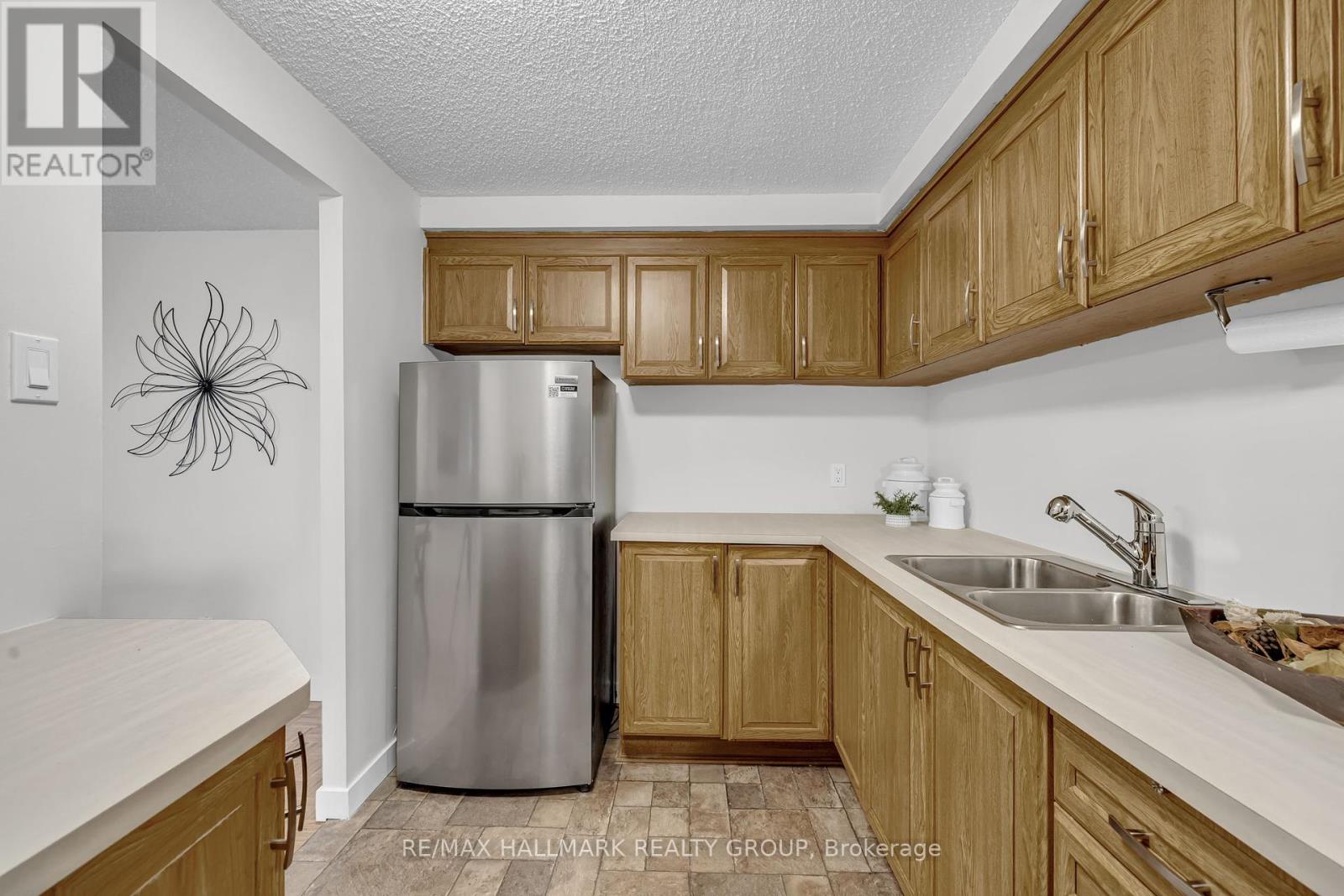 1906 - 158b Mcarthur Avenue, Ottawa, Ontario  K1L 8C9 - Photo 8 - X12018068