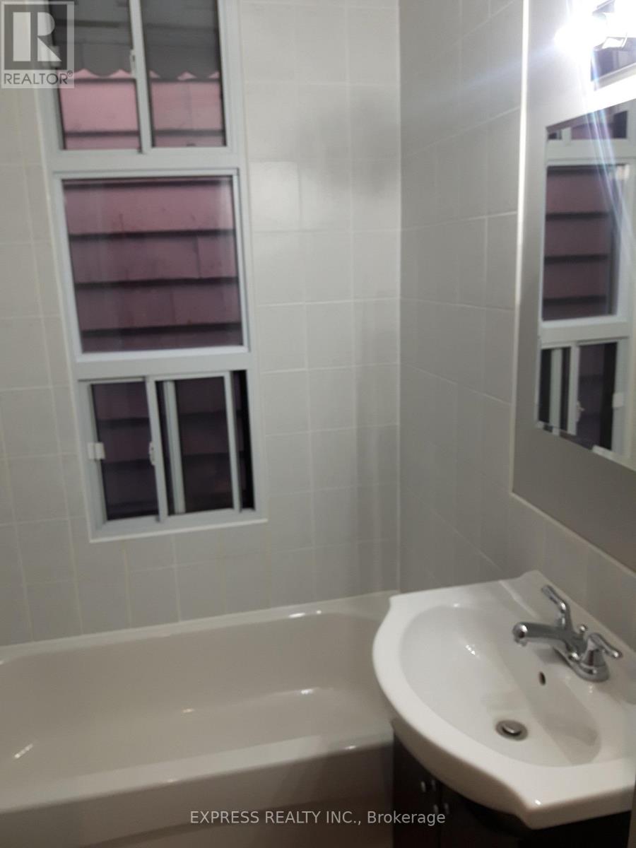 Upper - 304 Broadview Avenue E, Toronto (South Riverdale), Ontario  M4M 2G9 - Photo 7 - E12018221