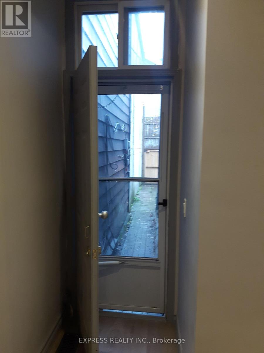 Upper - 304 Broadview Avenue E, Toronto (South Riverdale), Ontario  M4M 2G9 - Photo 9 - E12018221