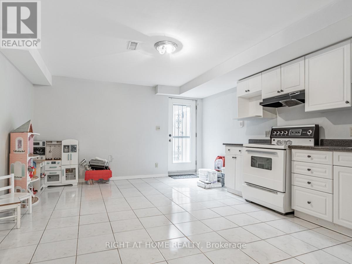 45 Rutland Street, Toronto (Weston-Pellam Park), Ontario  M6N 5G1 - Photo 25 - W12018131