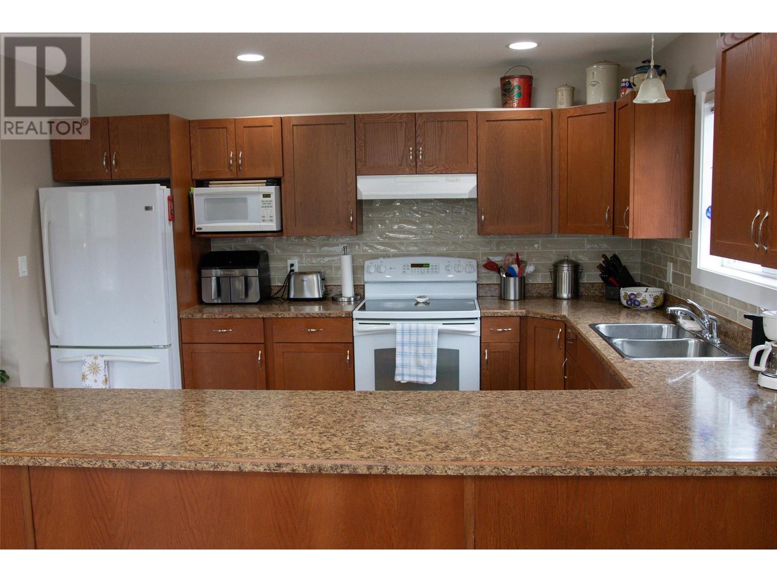 1635 Greystone Place, Castlegar, British Columbia  V1N 4J4 - Photo 6 - 10338852