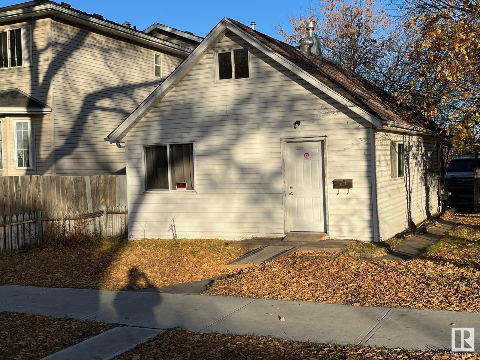 Property at 11911 77 ST NW image 1