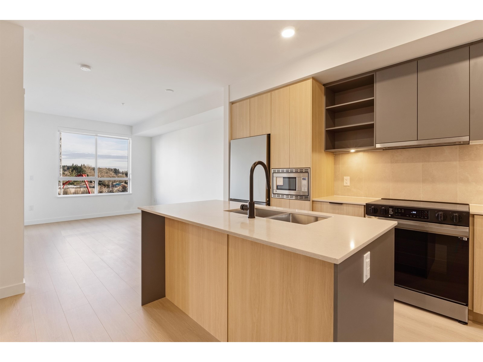 412 13439 94a Avenue, Surrey, British Columbia  V3V 0G9 - Photo 1 - R2977740