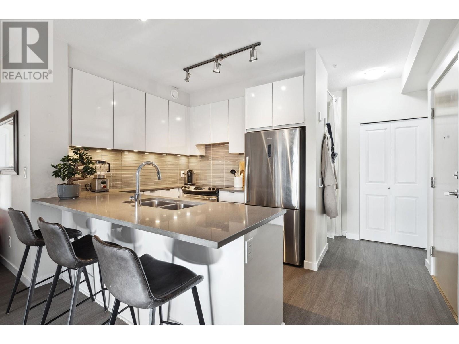 Listing Picture 2 of 24 : 316 9877 UNIVERSITY CRESCENT, Burnaby / 本拿比 - 魯藝地產 Yvonne Lu Group - MLS Medallion Club Member