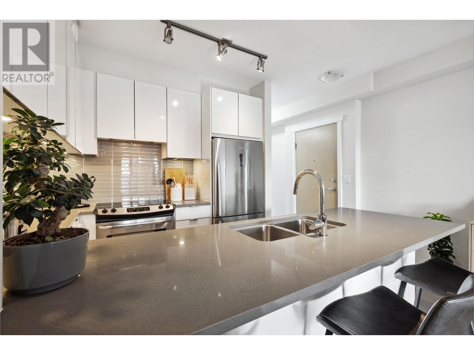 Listing Picture 5 of 24 : 316 9877 UNIVERSITY CRESCENT, Burnaby / 本拿比 - 魯藝地產 Yvonne Lu Group - MLS Medallion Club Member
