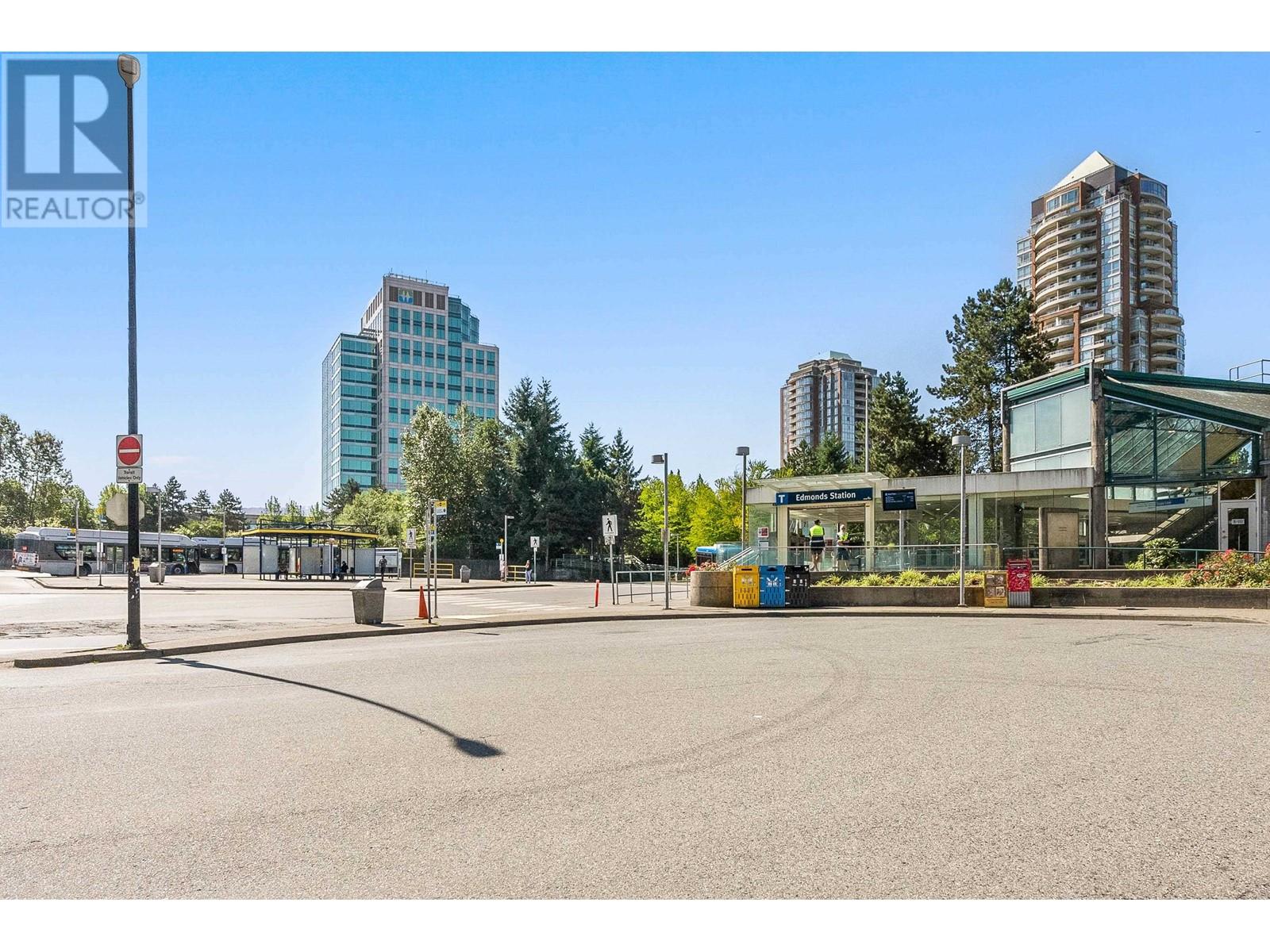 Listing Picture 32 of 38 : 211 7908 GRAHAM AVENUE, Burnaby / 本拿比 - 魯藝地產 Yvonne Lu Group - MLS Medallion Club Member