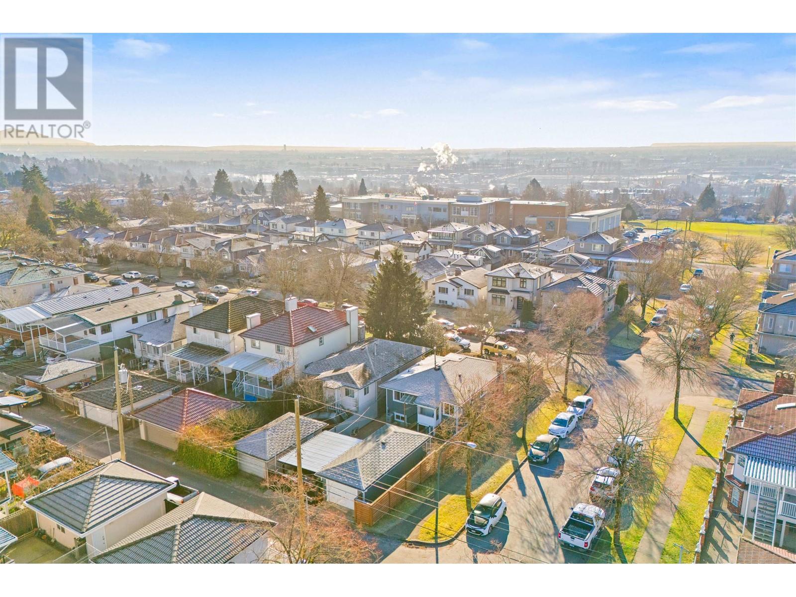 Listing Picture 2 of 4 : 1005 E 58TH AVENUE, Vancouver / 溫哥華 - 魯藝地產 Yvonne Lu Group - MLS Medallion Club Member