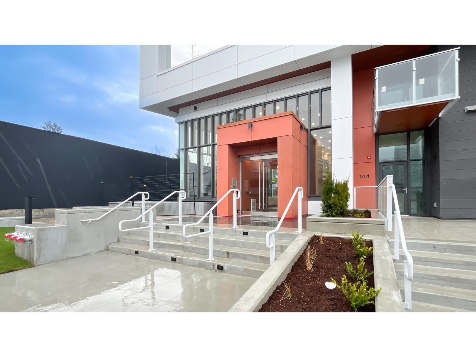 407 10428 Whalley Boulevard, Surrey, British Columbia  V3T 1W6 - Photo 2 - R2977573