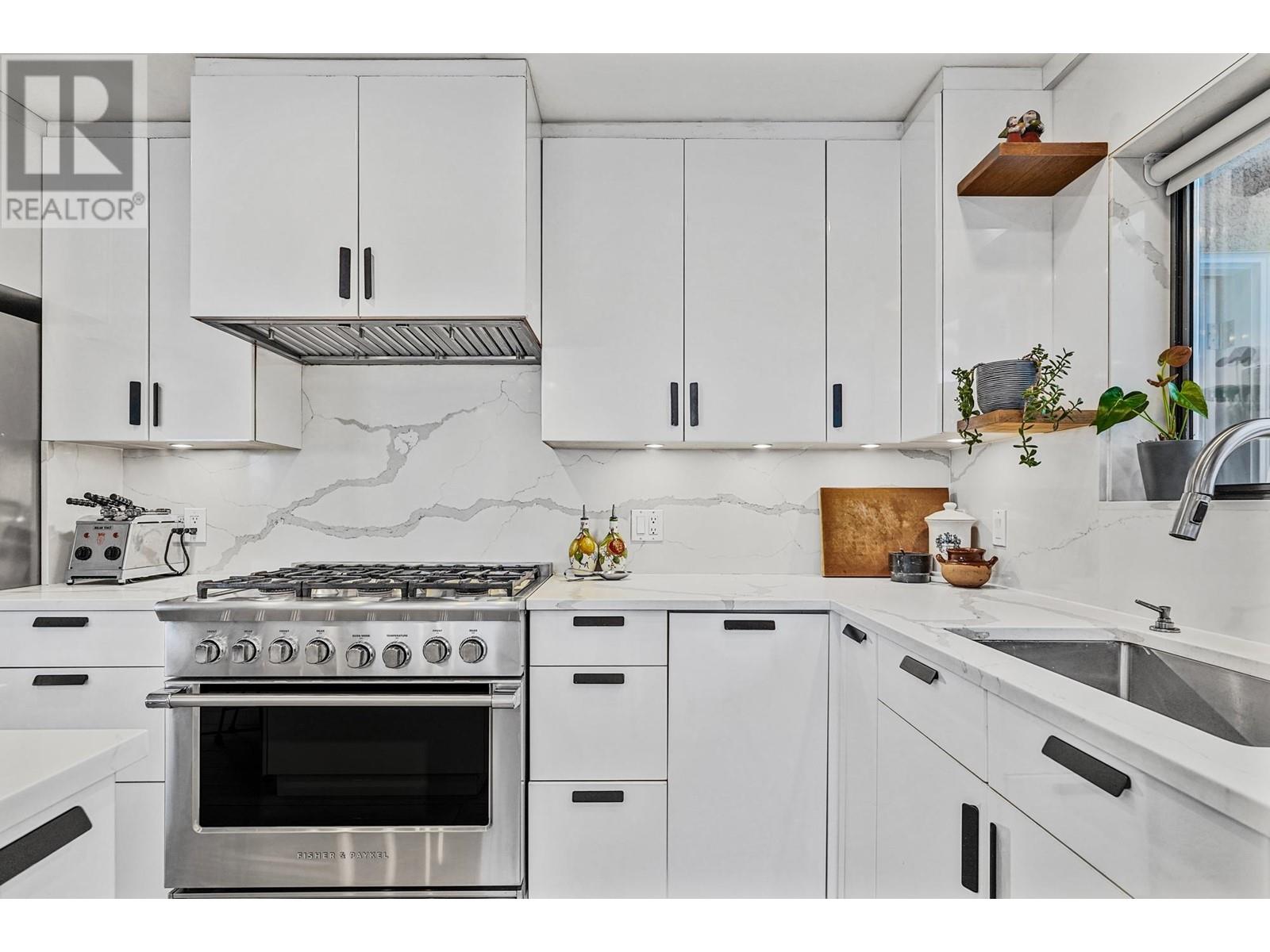 Listing Picture 3 of 18 : 376 HYTHE AVENUE, Burnaby / 本拿比 - 魯藝地產 Yvonne Lu Group - MLS Medallion Club Member