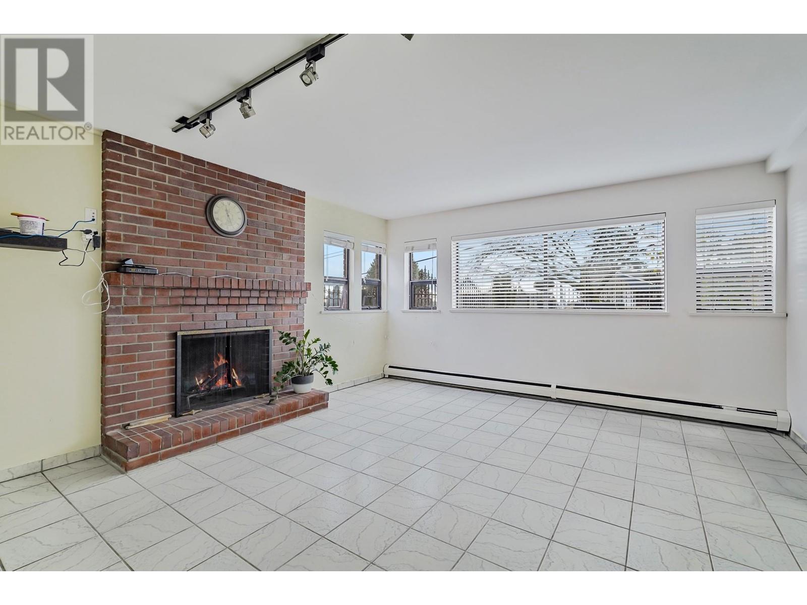 Listing Picture 16 of 18 : 376 HYTHE AVENUE, Burnaby / 本拿比 - 魯藝地產 Yvonne Lu Group - MLS Medallion Club Member