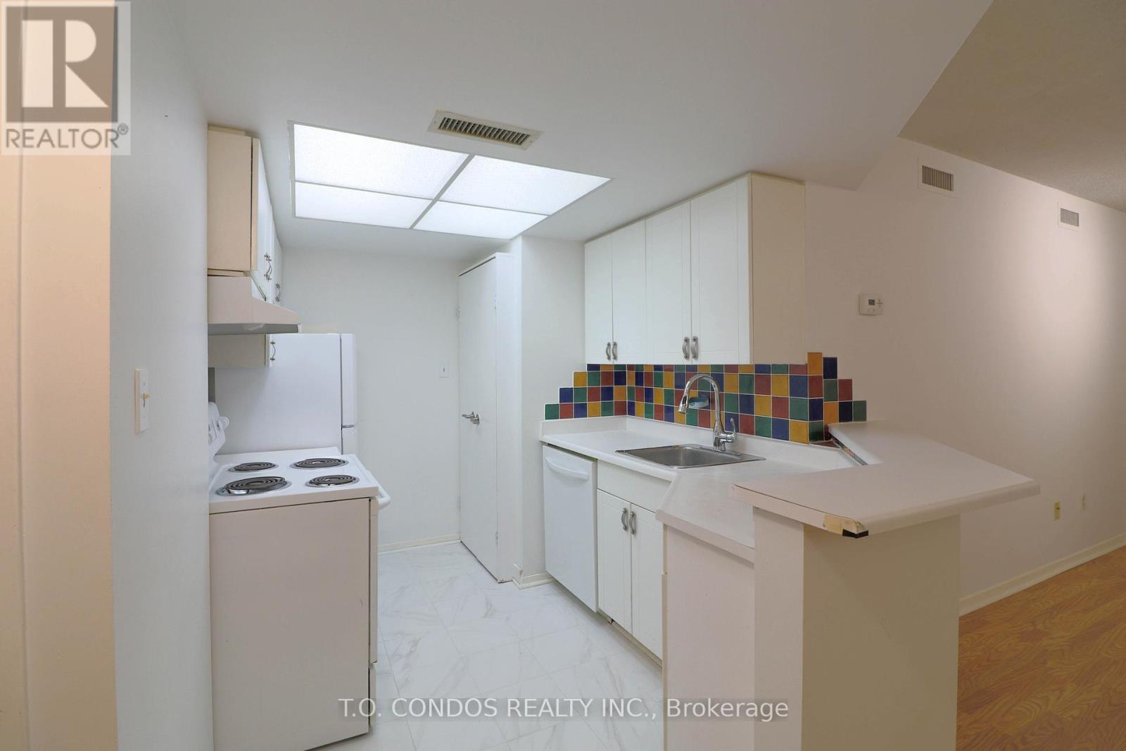2212 - 1001 Bay Street, Toronto, Ontario  M5S 3A6 - Photo 2 - C12018485