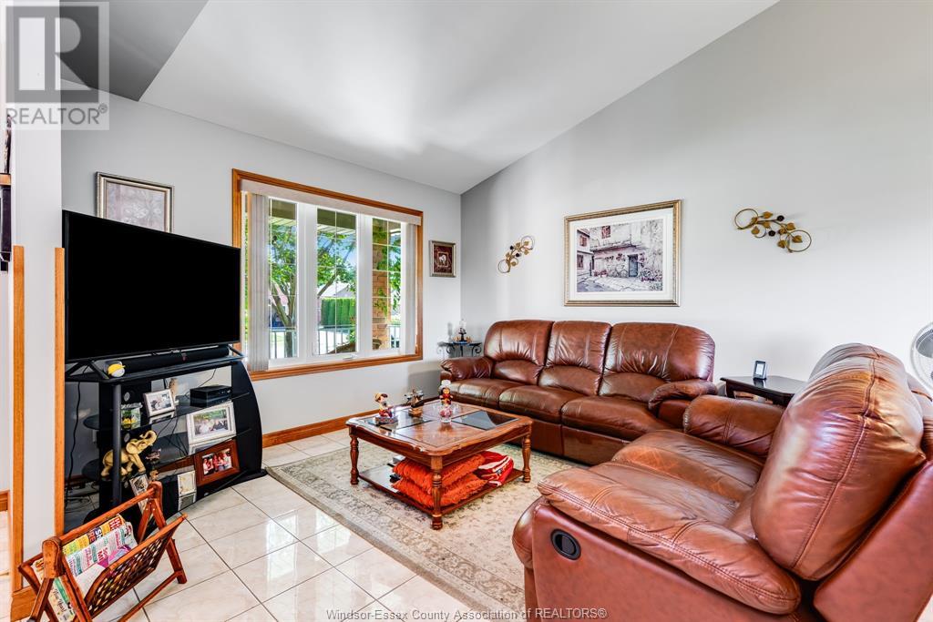 Property at 2 PECANWOOD image 3
