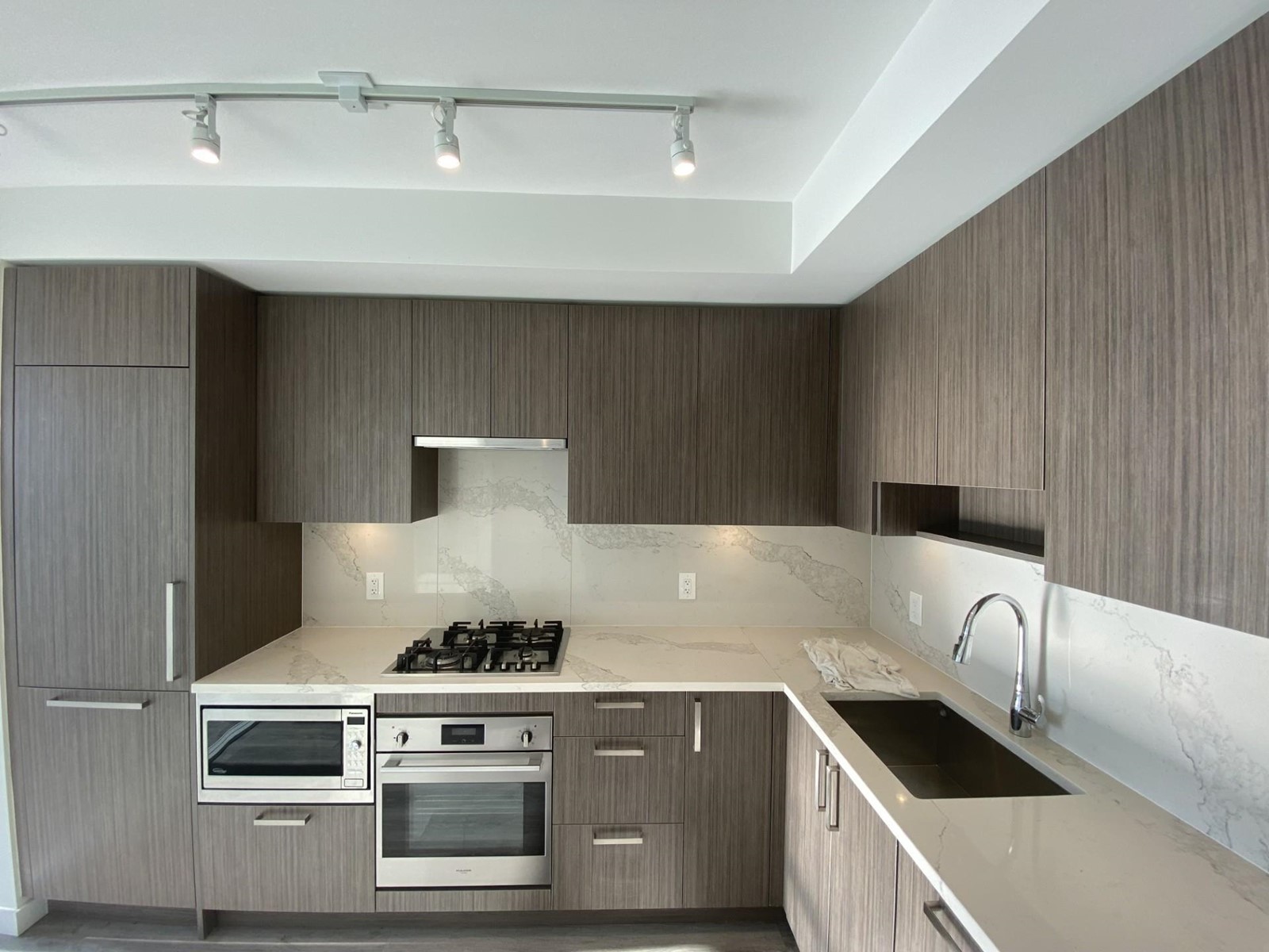 3710 13350 Central Avenue, Surrey, British Columbia  V3T 0S1 - Photo 2 - R2957285