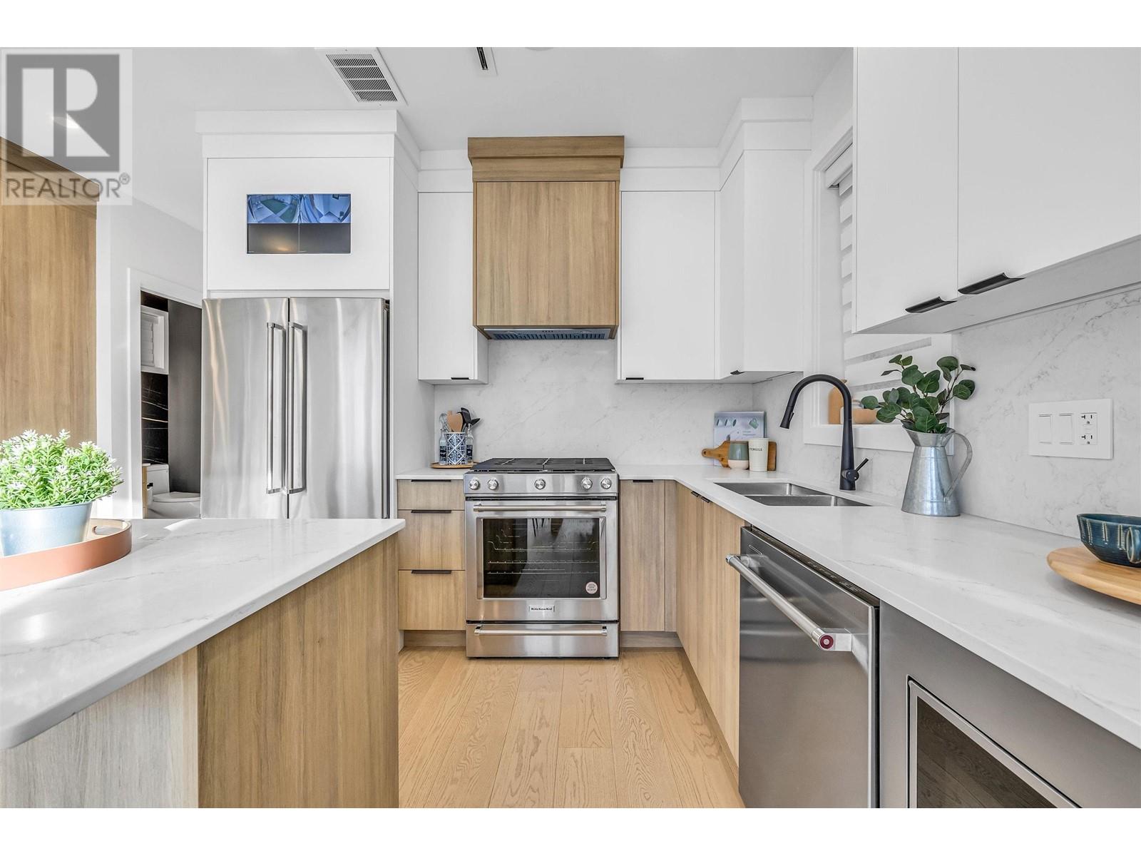 Listing Picture 8 of 25 : 848 E 38TH AVENUE, Vancouver / 溫哥華 - 魯藝地產 Yvonne Lu Group - MLS Medallion Club Member