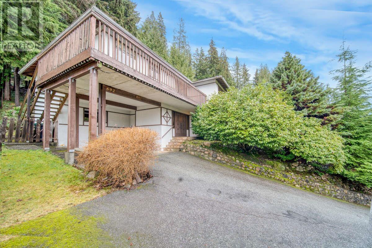 692 Alpine Court, North Vancouver, British Columbia  V7R 2L8 - Photo 26 - R2972071